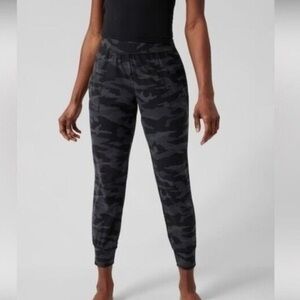 Athleta Camo Salutation Jogger Grey Sz M athletic Yoga Sport